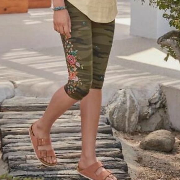 BNWT Johnny Was Embroidered Camo Legging bike short Sz S - Picture 6 of 7